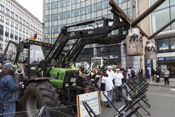 Акция протеста фермеров в Брюсселе - Sputnik Узбекистан