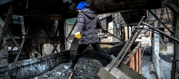 Отгрузка угля в вагоны на шахте имени Челюскинцев в Донецке - Sputnik Ўзбекистон