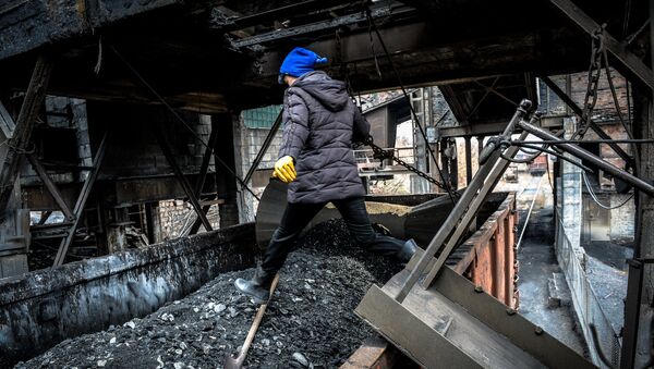 Отгрузка угля в вагоны на шахте имени Челюскинцев в Донецке - Sputnik Ўзбекистон
