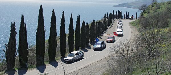 Кипарисы вдоль дороги на город Судак. Росссия - Sputnik Узбекистан