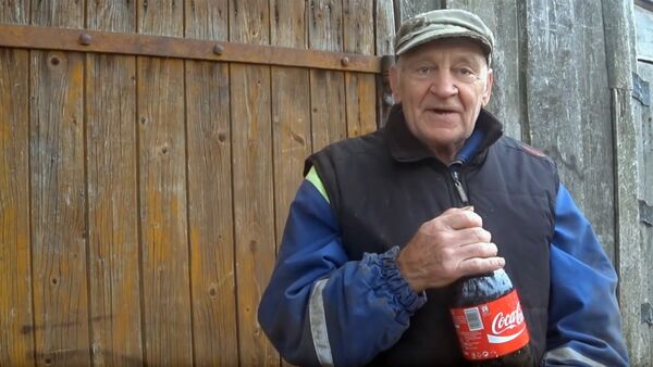Латвийский пенсионер утопил машину в кока-коле. - Sputnik Узбекистан