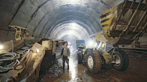 Строительство тоннеля Рогунской ГЭС. Архивное фото - Sputnik Узбекистан