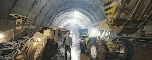 Строительство тоннеля Рогунской ГЭС. Архивное фото - Sputnik Узбекистан