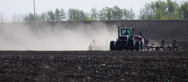 Трактор на поле во время посева - Sputnik Ўзбекистон