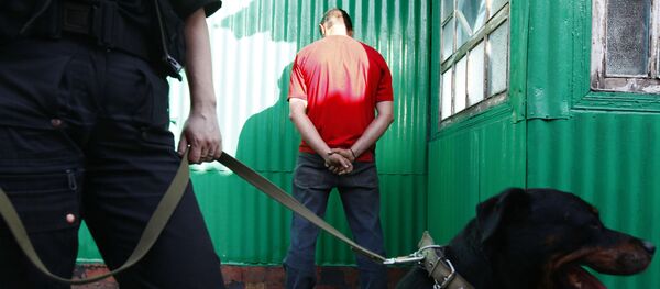 Цыган-наркоторговец, задержанный сотрудниками наркополиции Цыган-наркоторговец, задержанный сотрудниками наркополиции - Sputnik Ўзбекистон