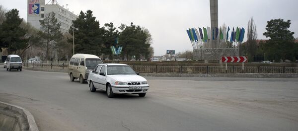 Движение на улице города Навои в Узбекистане Движение на улице города Навои в Узбекистане - Sputnik Ўзбекистон