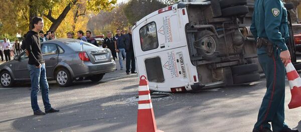 Тошкентда ЙҲТ оқибатида маршрутка ағанаб кетди Тошкентда ЙҲТ оқибатида маршрутка ағанаб кетди - Sputnik Ўзбекистон