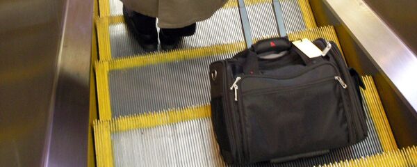 Сумка на эскалаторе Сумка на эскалаторе - Sputnik Узбекистан