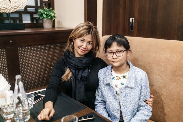 Шахматистка Бибисара Асаубаева с мамой с Лианой Танжариковой - Sputnik Узбекистан