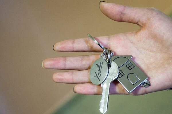 Ключи от новой квартиры Бибисары Асаубаевой - Sputnik Узбекистан