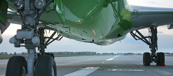 На взлетно-посадочной полосе аэродрома, архивное фото - Sputnik Узбекистан