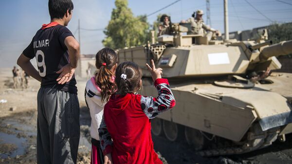 Иракские дети приветствуют солдат 9-й танковой дивизии иракской армии в пригороде Мосула - Sputnik Узбекистан