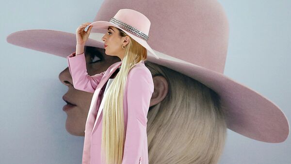 Певица Lady Gaga позирует для фотографов во время фотосессии для продвижения своего нового альбома Joanne в Токио - Sputnik Узбекистан