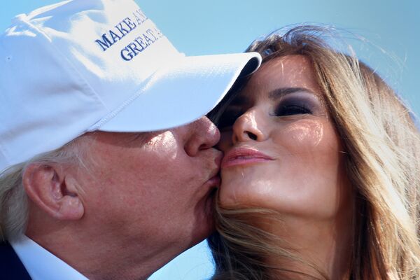 Дональд Трамп со своей женой Меланией - Sputnik Узбекистан