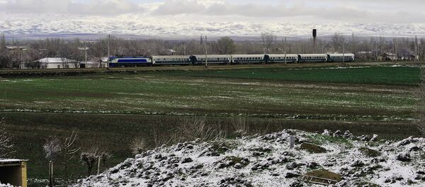 Поезд в Узбекистане Поезд в Узбекистане - Sputnik Узбекистан