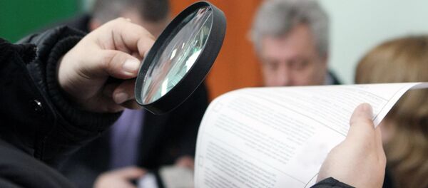 Слабовидящий избиратель рассматривает бюллетень со шрифтом Брайля на избирательном участке Слабовидящий избиратель рассматривает бюллетень со шрифтом Брайля на избирательном участке - Sputnik Узбекистан