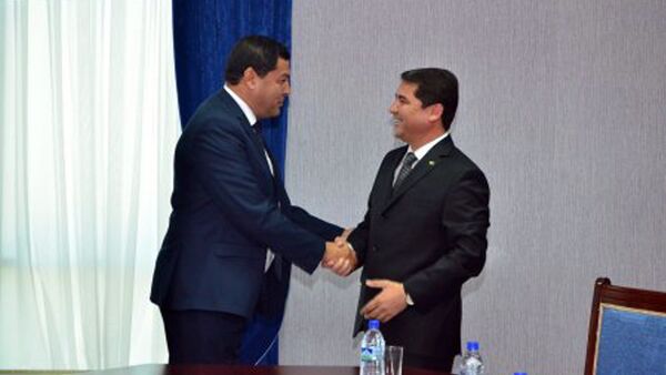 Заместитель министра культуры Туркменистна Атагельды Шамуратов и первый заместитель министра по делам культуры и спорта Узбекистана Фатихом Джалалов - Sputnik Узбекистан