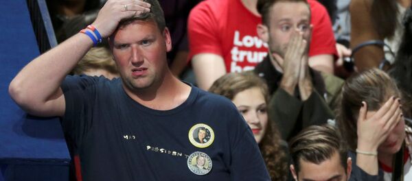 Клинтоннинг тарафдорлари кўзда ёш билан тарқалмоқдалар - Sputnik Ўзбекистон