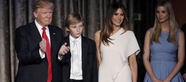 Дональд Трамп, ўғли Баррон ва рафиқаси Меланья Дональд Трамп, ўғли Баррон ва рафиқаси Меланья - Sputnik Ўзбекистон