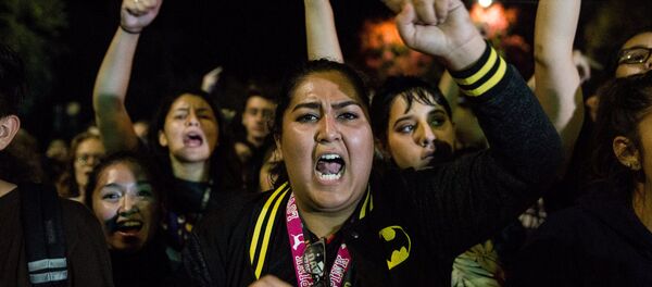 В Калифорнии проходят протесты против избрания Трампа - Sputnik Узбекистан