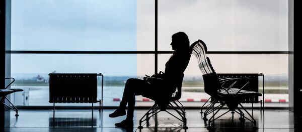 Пассажирка в аэропорту  Пассажирка в аэропорту  - Sputnik Ўзбекистон