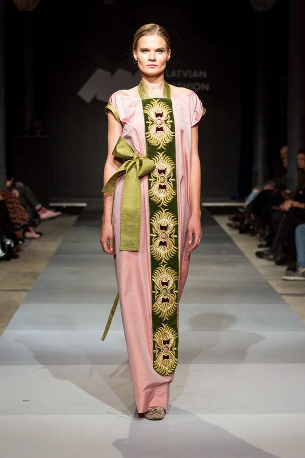 Узбекский бренд MARU представил коллекцию в Риге - Sputnik Узбекистан