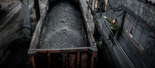 Отгрузка угля в вагоны на шахте Отгрузка угля в вагоны на шахте - Sputnik Ўзбекистон