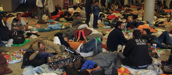 Беженцы с Ближнего Востока на вокзале Келети в Будапеште - Sputnik Узбекистан