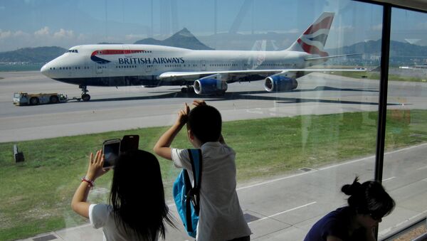 Пассажиры фотографируют самолет авиакомпании British Airways - Sputnik Узбекистан