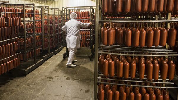 Производство колбасы на мясокомбинате - Sputnik Узбекистан