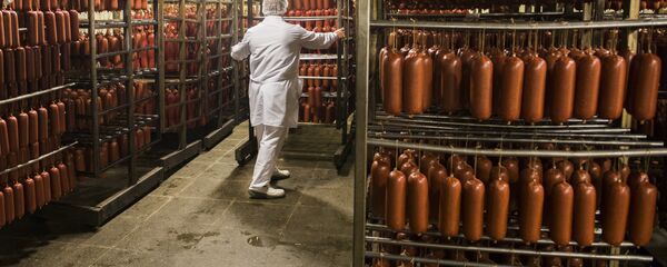 Производство колбасы на мясокомбинате Производство колбасы на мясокомбинате - Sputnik Узбекистан