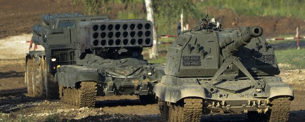 САУ Мста-С (справа) и система залпового огня ТОС-1А Солнцепек САУ Мста-С (справа) и система залпового огня ТОС-1А Солнцепек - Sputnik Узбекистан