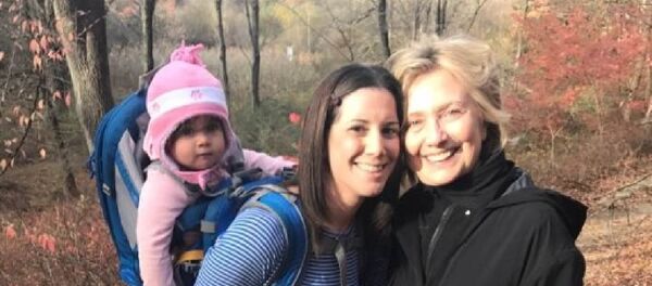 Хиллари Клинтон замечена на публике Хиллари Клинтон замечена на публике - Sputnik Узбекистан