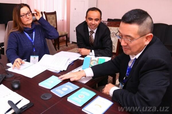 Халқаро кузатувчилар Наманганда ўз миссиясини бошлади Халқаро кузатувчилар Наманганда ўз миссиясини бошлади - Sputnik Ўзбекистон