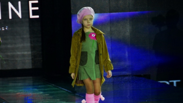 На показе мод в Ташкенте «Золотая осень - 2016» дизайнеры представили коллекцию детской одежды Дети против войны - Sputnik Узбекистан