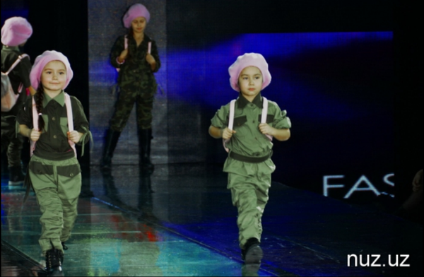 На показе мод в Ташкенте Золотая осень-2016 дизайнеры представили коллекцию детской одежды Дети против войны На показе мод в Ташкенте Золотая осень-2016 дизайнеры представили коллекцию детской одежды Дети против войны - Sputnik Ўзбекистон