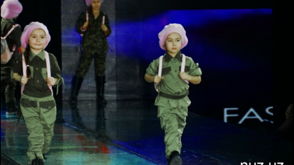 На показе мод в Ташкенте Золотая осень-2016 дизайнеры представили коллекцию детской одежды Дети против войны - Sputnik Ўзбекистон