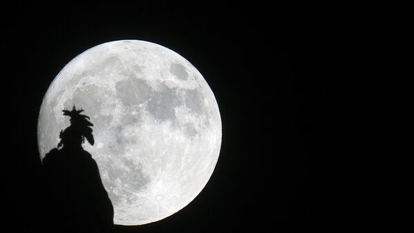 Статуя Свободы в США на фоне Луны - Sputnik Узбекистан