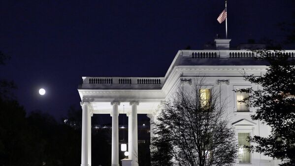 Луна на фоне Белого Дома в США - Sputnik Узбекистан