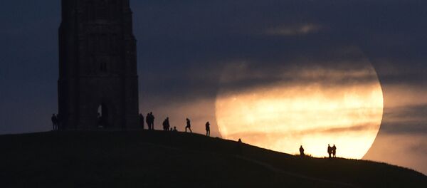 Гластонбери Тор олдида Супер Ой кўтарилмоқда Гластонбери Тор олдида Супер Ой кўтарилмоқда - Sputnik Ўзбекистон