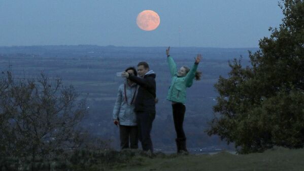Семья делает селфи на фоне поднимающейся Луны недалеко от Лондона - Sputnik Узбекистан