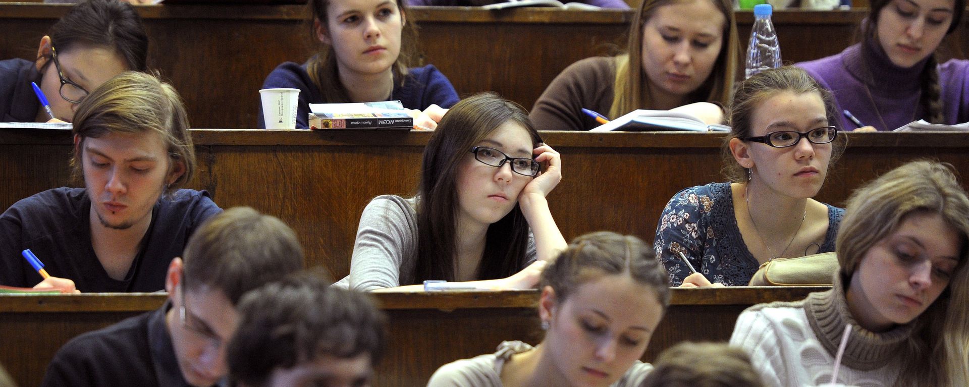 Studenti biologicheskogo fakulteta Moskovskogo gosudarstvennogo universiteta im. M.V. Lomonosova vo vremya leksii - Sputnik O‘zbekiston, 1920, 30.09.2026