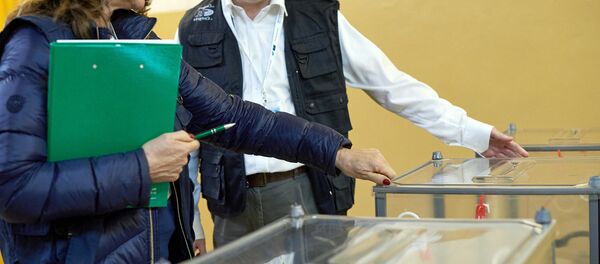 Кузатувчилар сайлов қутиларини текширмоқда Кузатувчилар сайлов қутиларини текширмоқда - Sputnik Ўзбекистон