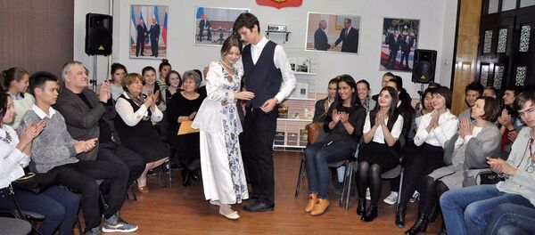 Участники литературной гостиной РЦНК разыгрывают сценку из романа Ф.М. Достоевского - Sputnik Узбекистан