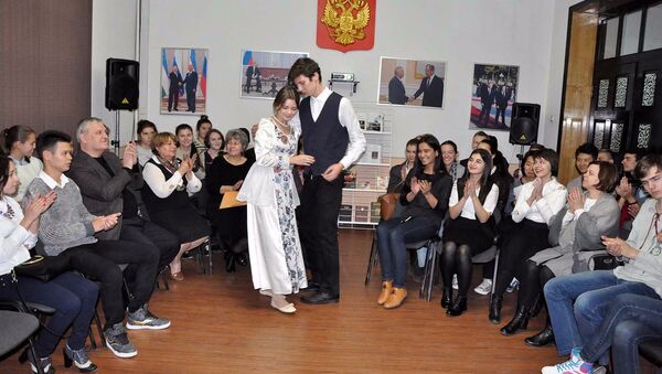 Участники литературной гостиной РЦНК разыгрывают сценку из романа Ф.М. Достоевского - Sputnik Узбекистан