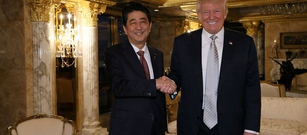 Япония Бош вазири Синдзо Абэ ва АҚШнинг 45 президенти Дональд Трамп Япония Бош вазири Синдзо Абэ ва АҚШнинг 45 президенти Дональд Трамп - Sputnik Ўзбекистон