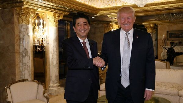 Япония Бош вазири Синдзо Абэ ва АҚШнинг 45 президенти Дональд Трамп - Sputnik Ўзбекистон