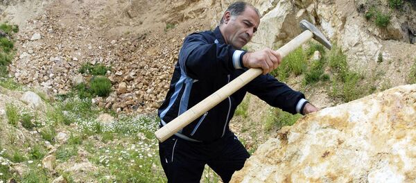 Геолог проводит проверку каменной породы - Sputnik Ўзбекистон