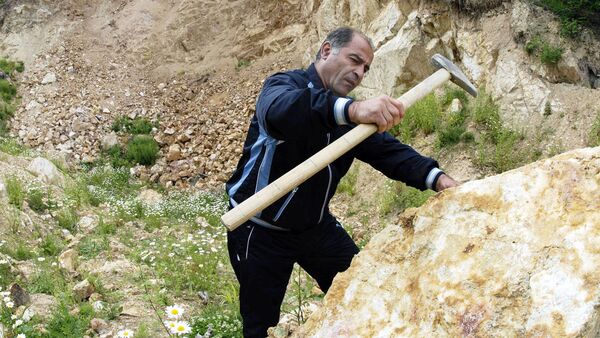 Геолог проводит проверку каменной породы - Sputnik Узбекистан