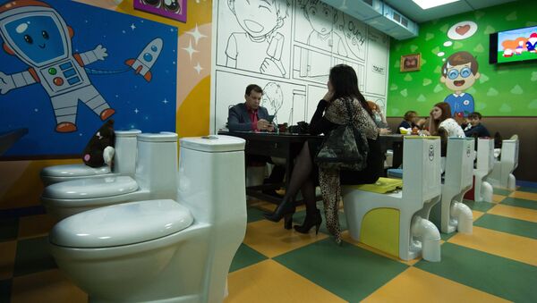 Посетители в тематическом кафе Crazy Toilet в Москве - Sputnik Узбекистан